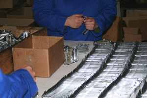 Poste de montage des clames sur les pattes de fixation.