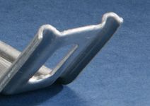 D�tail d'une patte de fixation nervur�e.